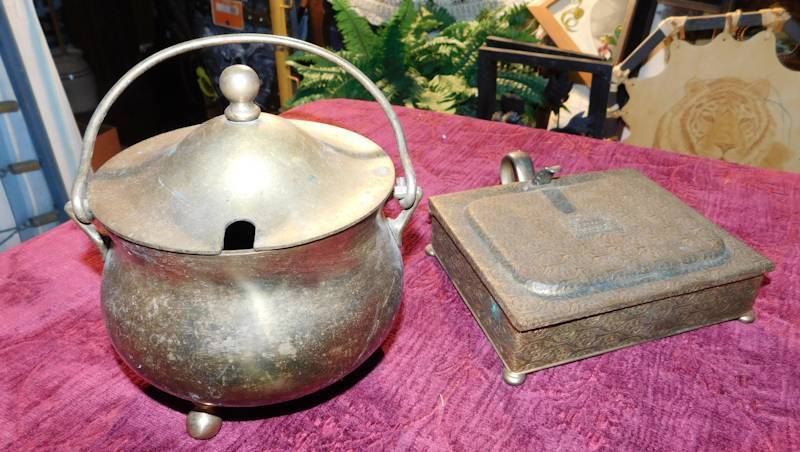 lot 121 image: lot of brass pieces one footed kettle with lid and one footed  decorative box