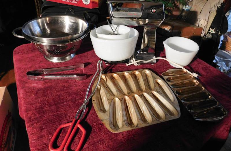 lot 124 image: vintage kitchen cooking items see photos
