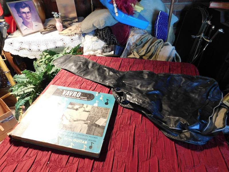 lot 142 image: vavro home guitar lesson course book and vinyl guitar case