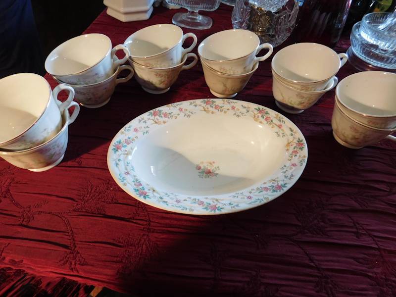 lot 147 image: 12 unmarked china cups and a matching bowl