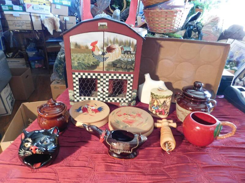 lot 160 image: large lot of decorative items