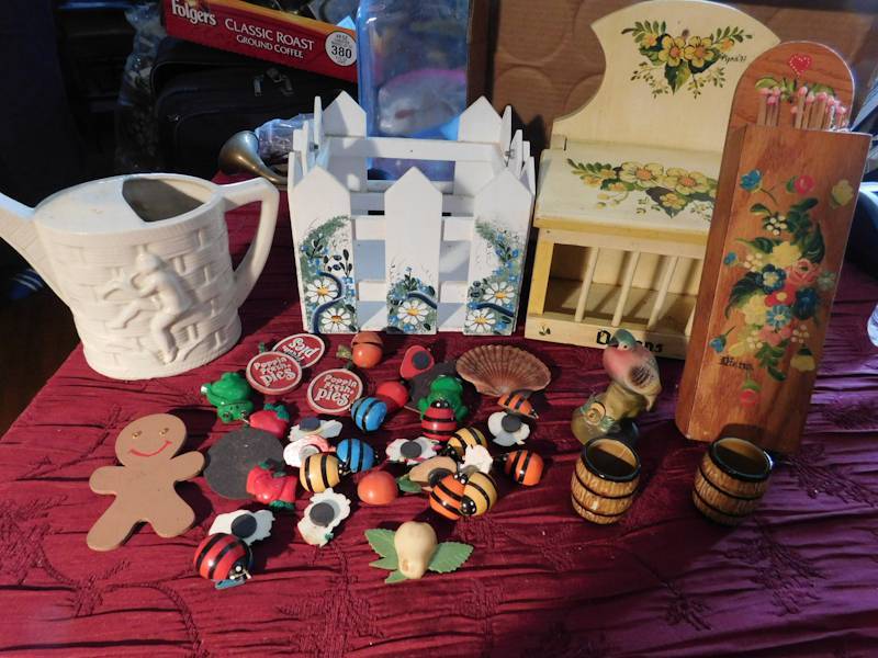 lot 161 image: spring time garden decor and magnets please see photos