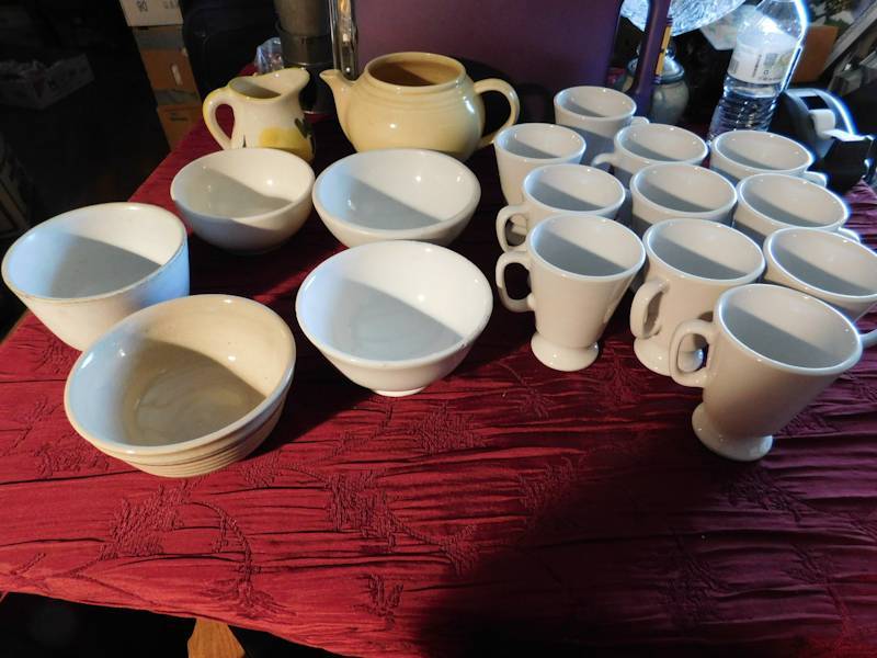 lot 172 image: large lot of unmarked ceramic dinnerware items