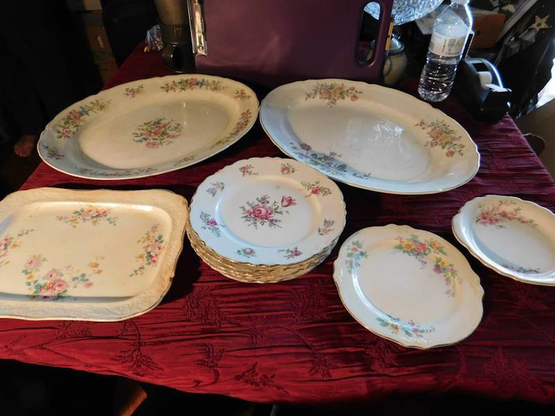 lot 173 image: several pieces of china dinnerware Edwin Knowles and Homer Laughlin