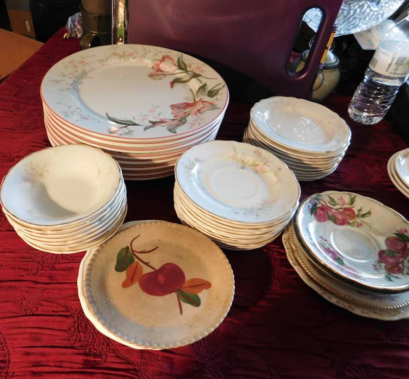 lot 174 image: more Edwin Knowles china dinnerware