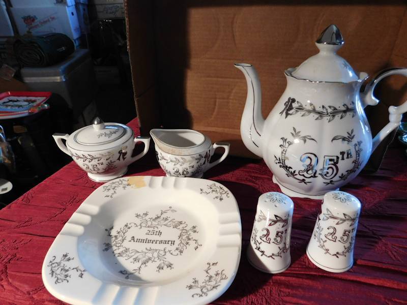 lot 176 image: Vintage pearl China Co. 25th Anniversary Set