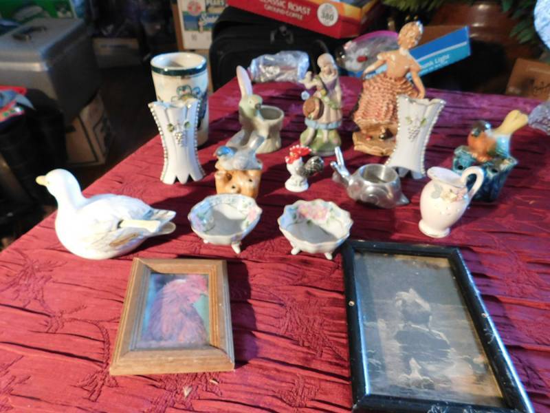 lot 182 image: lot of ceramic and framed decorative items