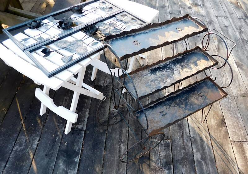 lot 191 image: metal garden rack two plastic plant stands and one wall hanging for candle voltives