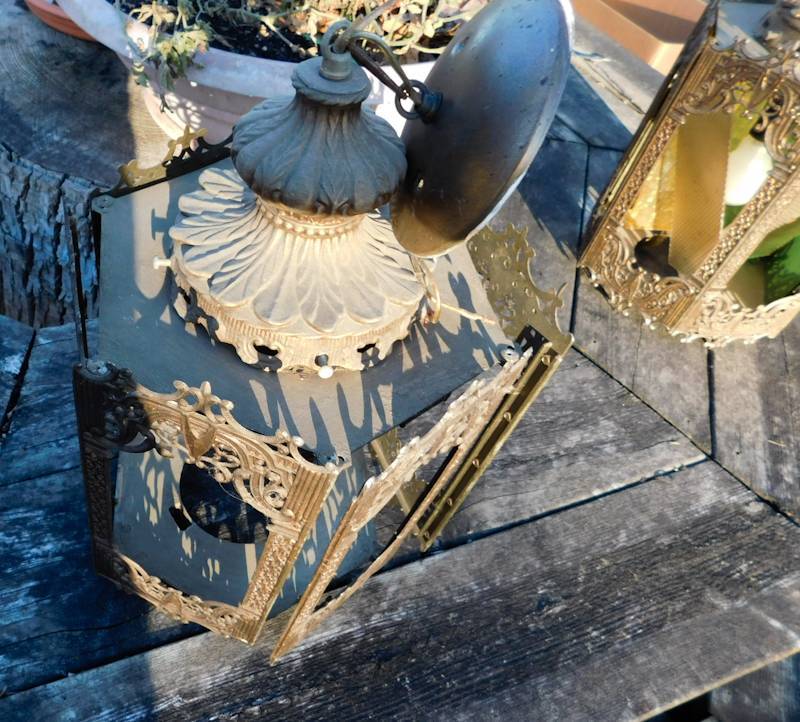 lot 195 image: Vintage metal hanging light fixture the glass panels are all missing