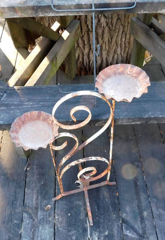lot 197 image: garden plant stands and hangers for plants