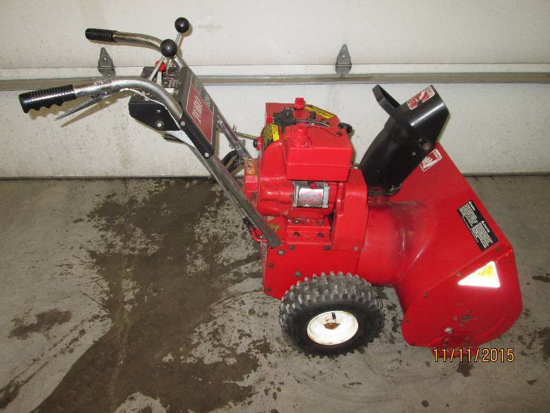 lot 6 image: Toro 6HP Two-Stage Snowblower, Elec...