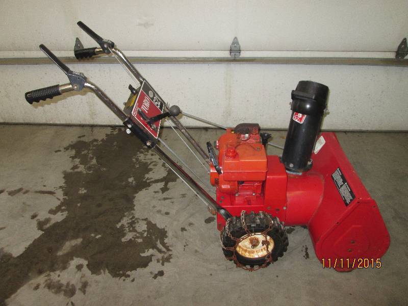 lot 11 image: Toro 5HP Snowblower, Runs & Operate...