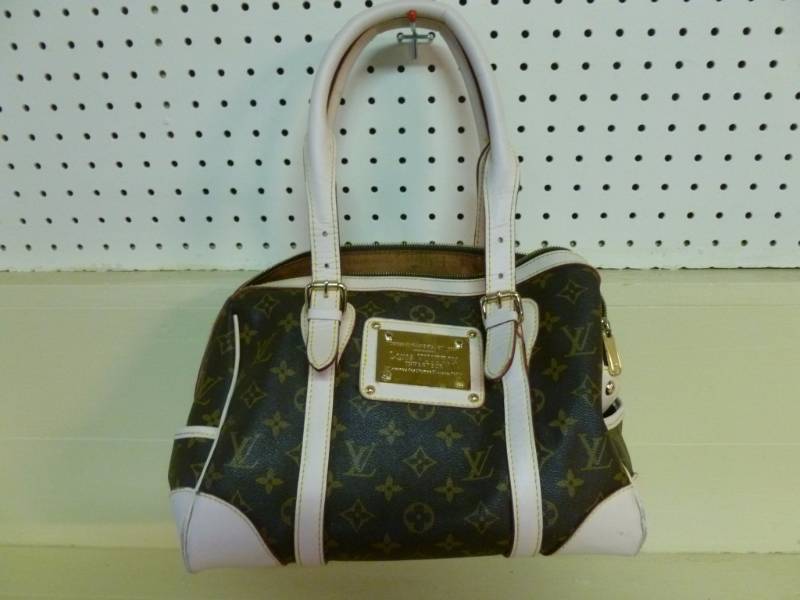 lot 21 image: Louis Vuitton Handbag