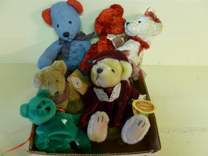 lot 28 image: Stuffed Toys