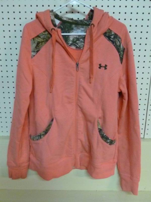 lot 45 image: Under Armour Sweatshirt