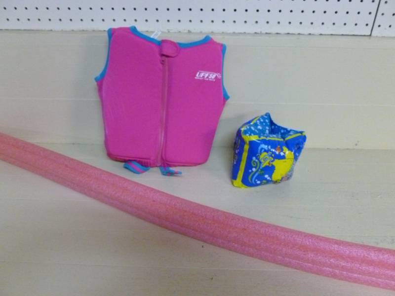 lot 52 image: Kids Water Items