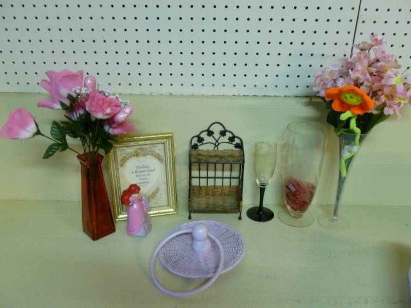 lot 65 image: Decorative