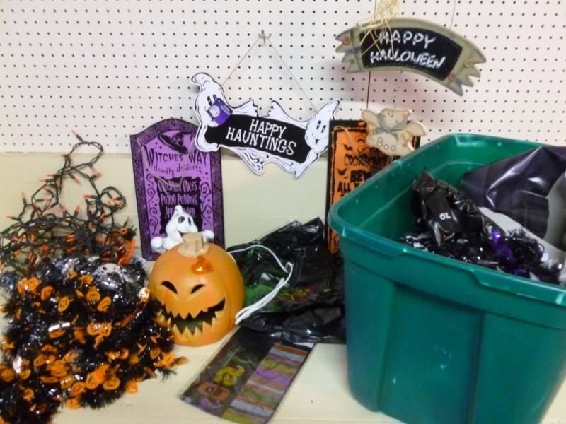 lot 72 image: Halloween Items
