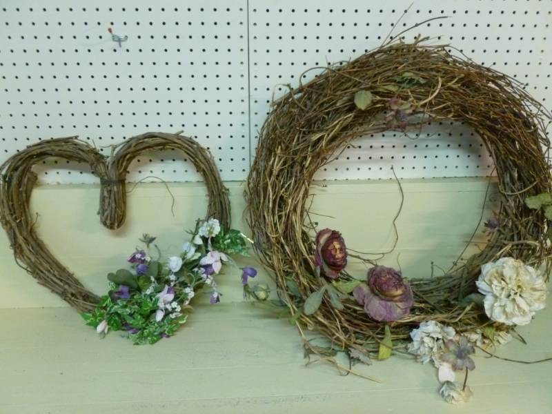 lot 73 image: Decorative