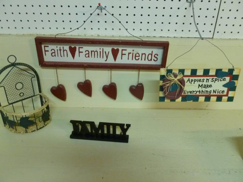 lot 77 image: Decorative