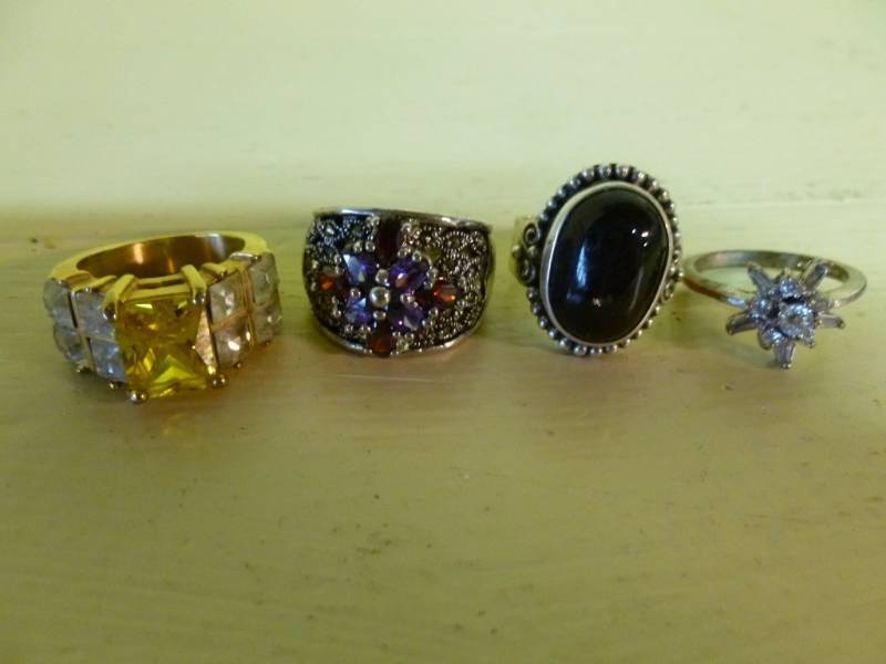 lot 91 image: Jewelry