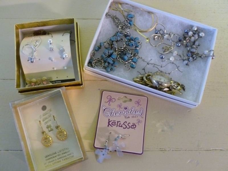 lot 93 image: Jewelry