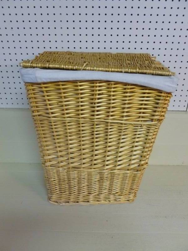 lot 94 image: Wicker Clothes Hamper