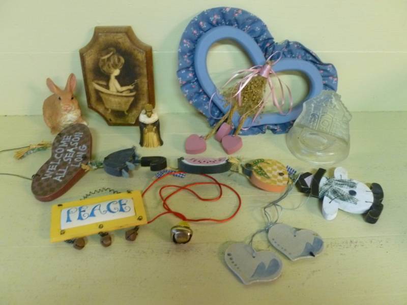 lot 98 image: Decorative