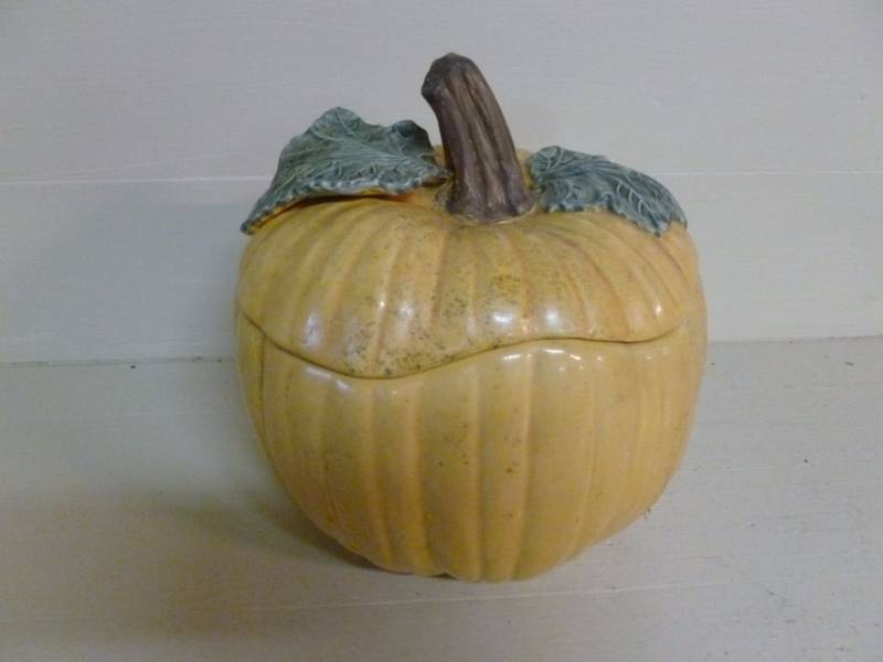 lot 106 image: Cookie Jar