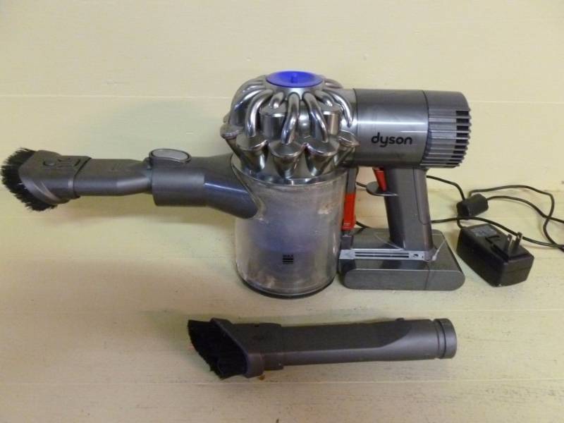 lot 184 image: Dyson Cordless Vacuum