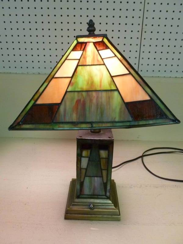 lot 195 image: Tiffany Style Lamp