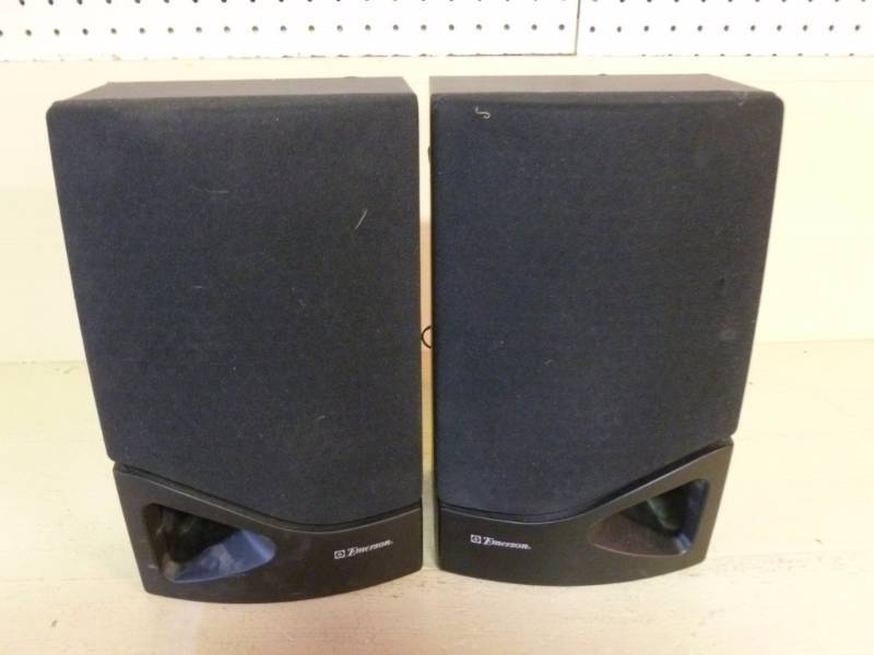 lot 204 image: Shelf Speakers