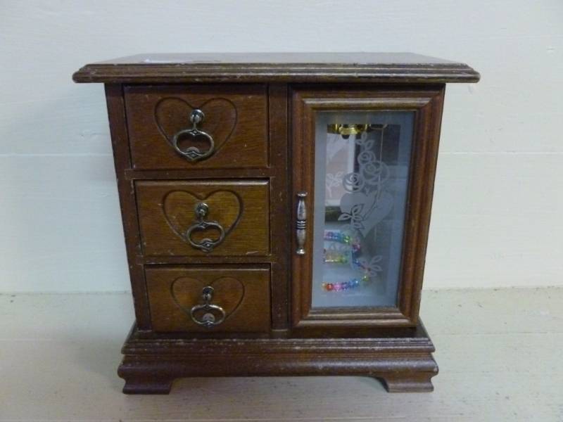 lot 262 image: Jewelry Box