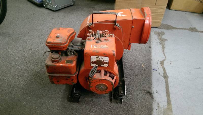 lot 4 image: Lot of 2 Briggs and Stratton 4 Cycle Blower Engines