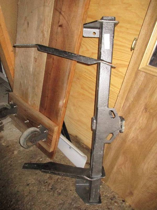 lot 28 image: Receiver Hitch