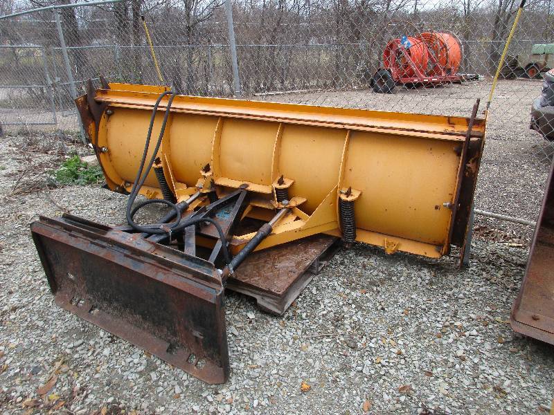 lot 6 image: Skidloader Mount Cage Plow