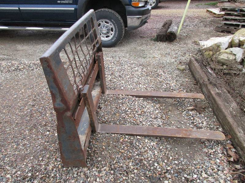 lot 7 image: Skidloader Pallet Forks