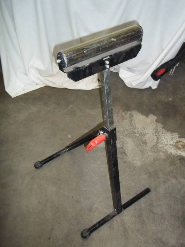 Adjustable roller stand