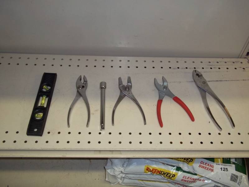 Pliers lot with level and socket extension
