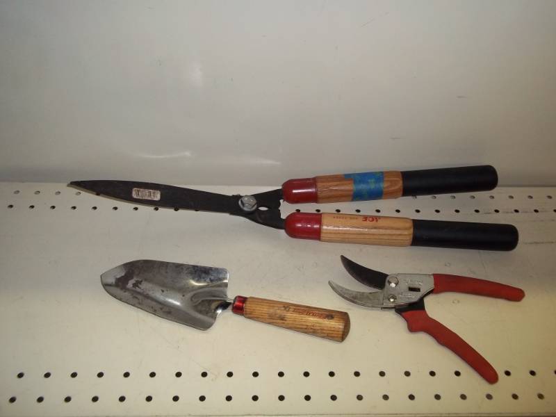 Garden sheers with trimmer and spade