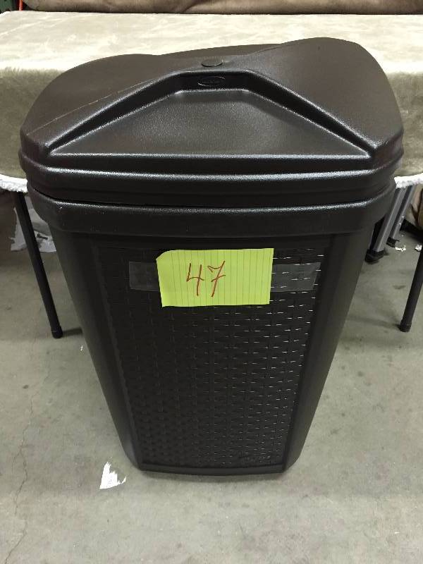 Suncast 30 Gal Trash Hideaway New