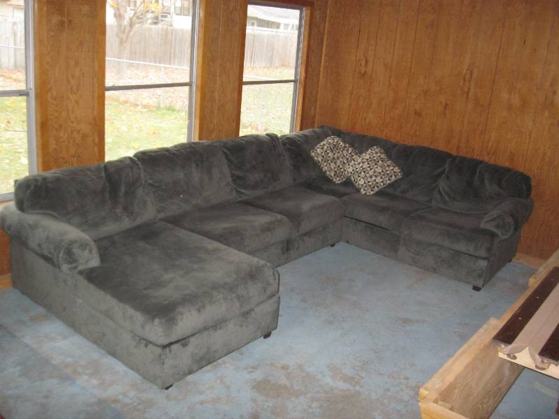 lot 1 image: Nice 3-Piece Sectional Couch. Grey Elephant Skin Pattern. 85x138x60x89