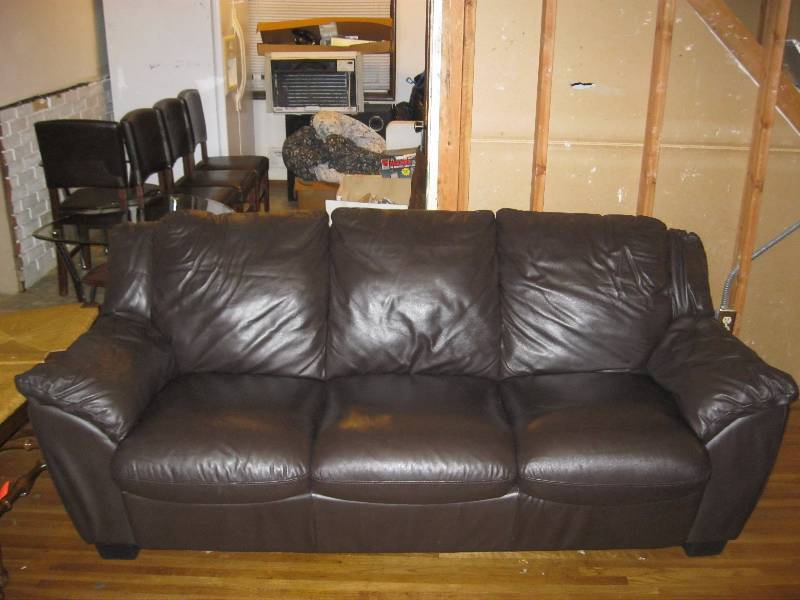 lot 10 image: Very Nice Like New Condition Chocolate Brown Leather Couch.  78x36x34