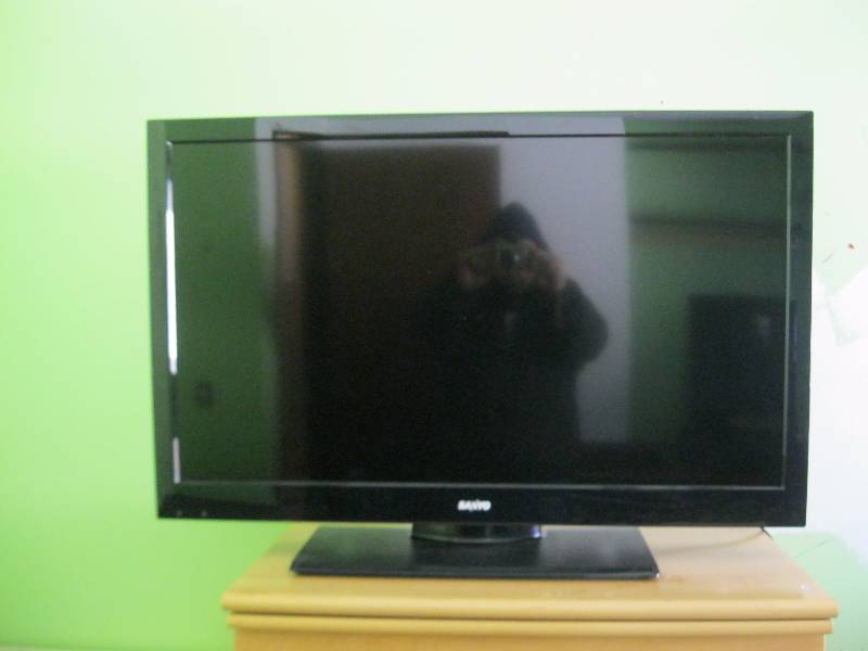 lot 15 image: Sanyo Flat Screen TV. Very Good Condition. 39 Inch