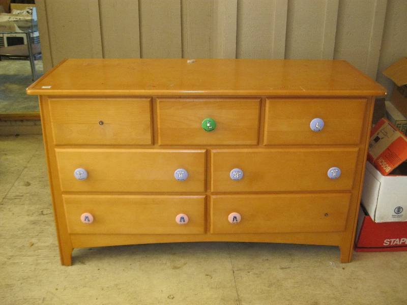 lot 24 image: Solid Blond Dresser. Some wear. 33x52x20