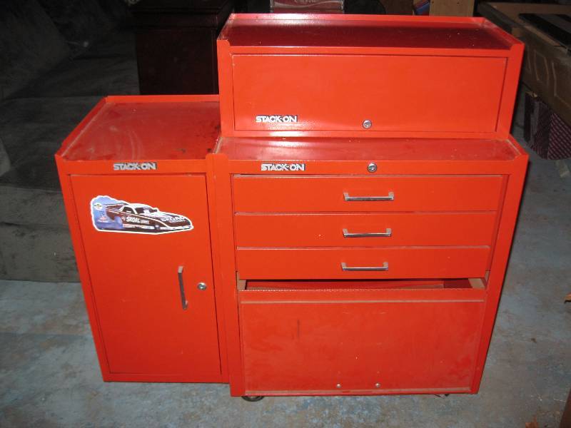 lot 30 image: Tool Box Chest On Wheels.