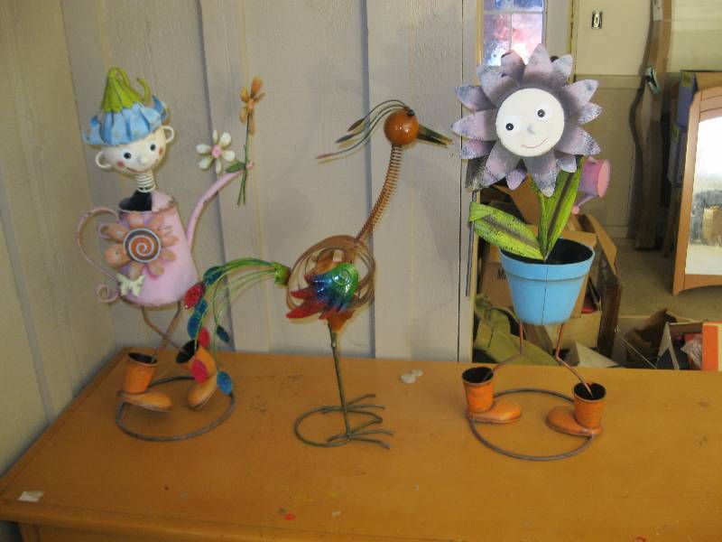 lot 42 image: Metal Yard Art Head Bobbers.