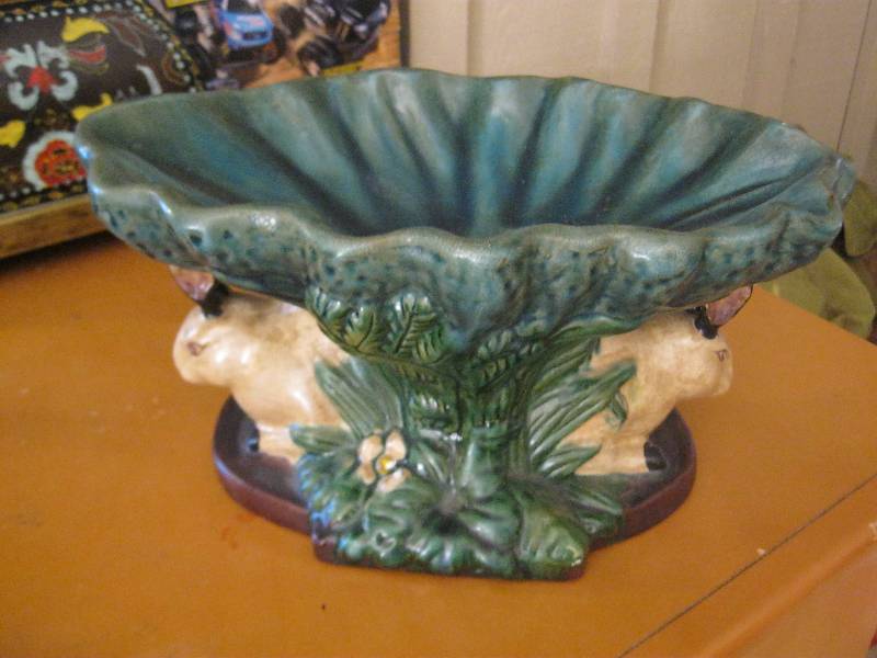 lot 46 image: Ceramic Hiding Rabbit Decor Bowl.