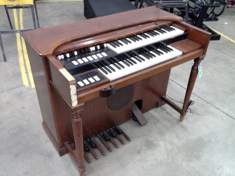 lot 32 image: Hammond Organ