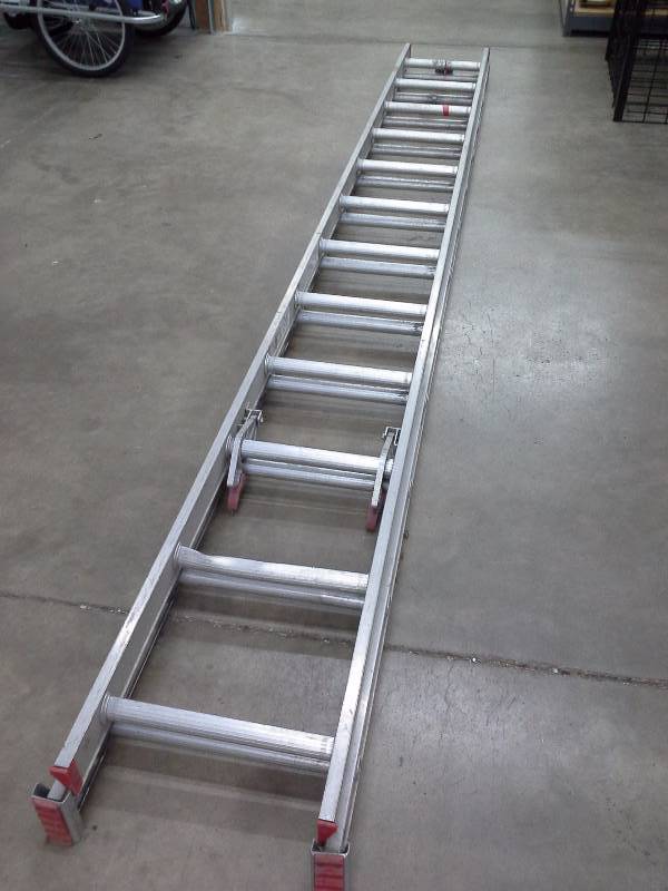 lot 30 image: 24 Warner Aluminum Ladder